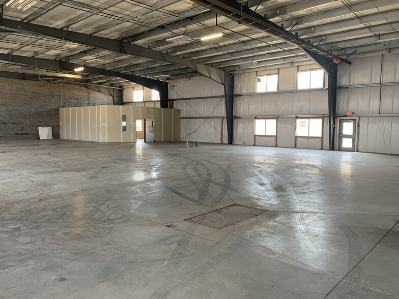 More Photos Of 14 Burnt Valley Ave, Red Deer County Service For Lease