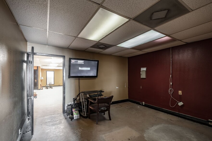 More Photos Of 2133 Shaver St, Pasadena Distribution For Sale