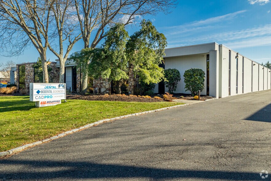 More Photos Of 370 Crossways Park Dr, Woodbury Distribution For Lease