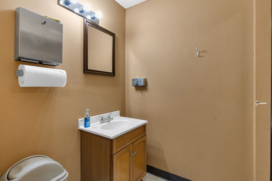 More Photos Of 7601 Milhouse Rd, Indianapolis Office For Sale