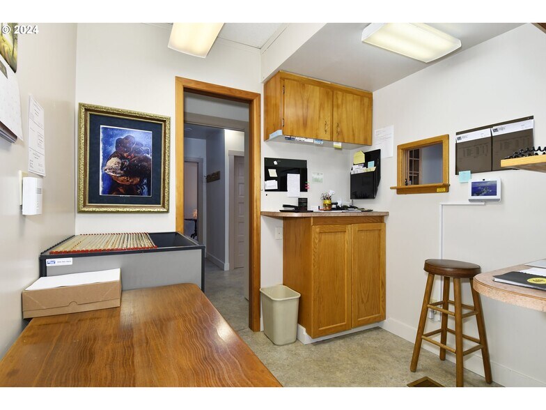 More Photos Of 4608 NE 102nd Ave, Portland Veterinarian Kennel For Sale