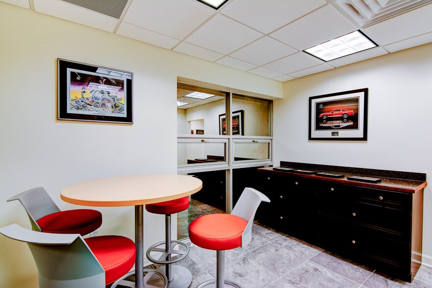 More Photos Of 975 J Clyde Morris Blvd, Newport News Auto Dealership For Lease