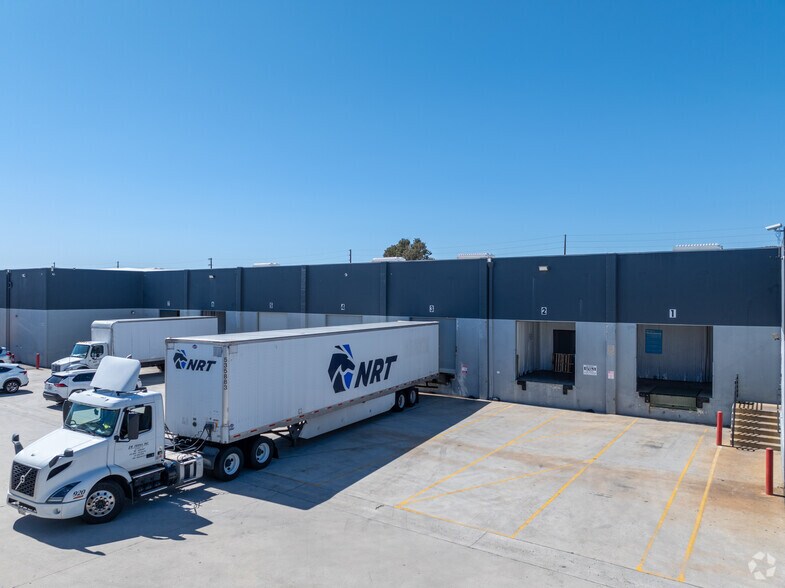 More Photos Of 21350 Lassen St, Chatsworth Warehouse For Lease