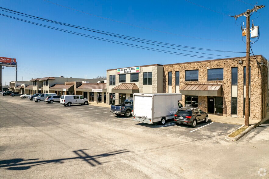 More Photos Of 10201-10237 N IH 35, San Antonio Showroom For Lease