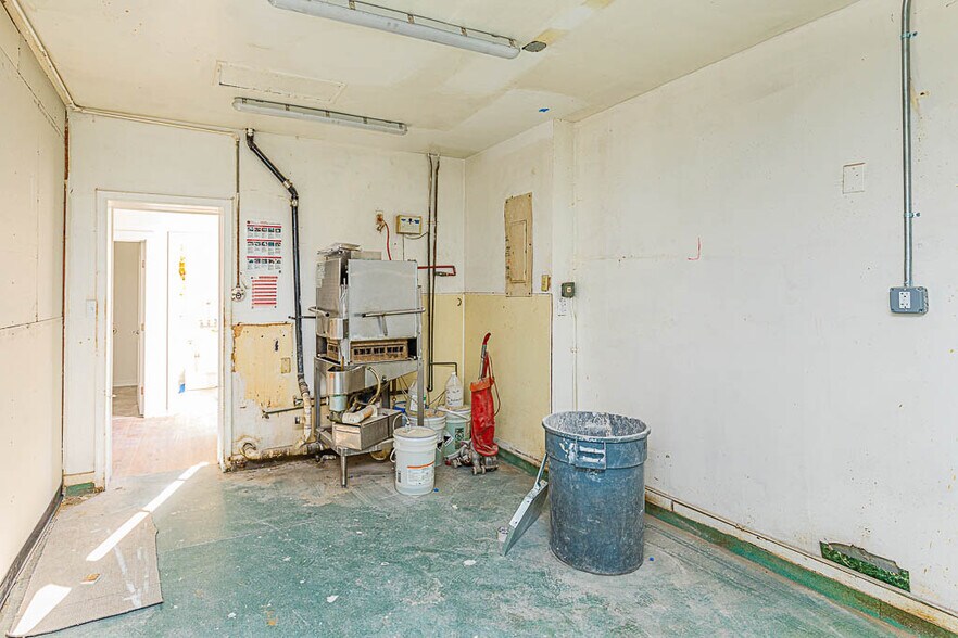 More Photos Of 13185 Hanover Courthouse Rd, Hanover Freestanding For Lease