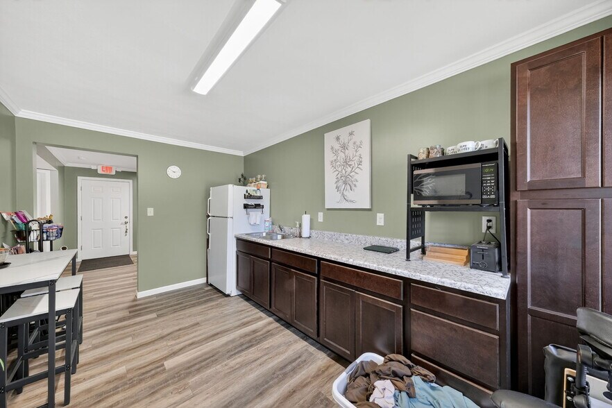 More Photos Of 302 S Lincoln Dr, Troy Office For Sale