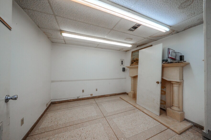 More Photos Of 6302 Saint Augustine St, Houston Manufacturing For Lease