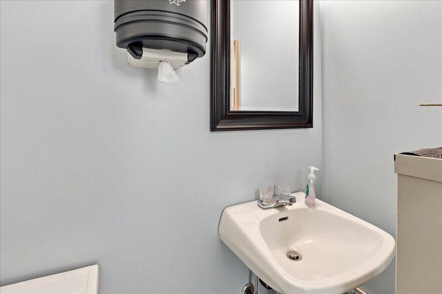 More Photos Of 991 Chicago Ave, Harrisonburg Flex For Sale