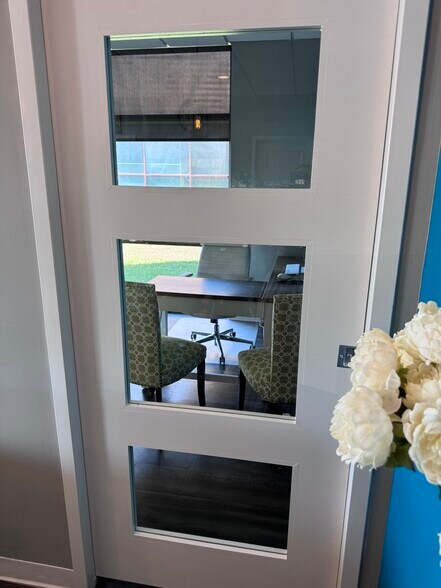 More Photos Of 413 NW Murray Rd, Lee's Summit Flex For Lease