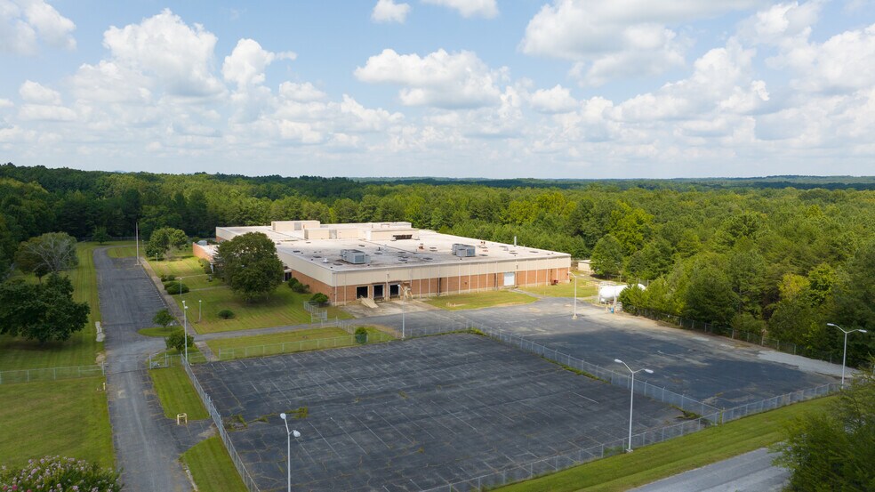 More Photos Of 400 Industrial Park Rd, Farmville Manufacturing For Lease