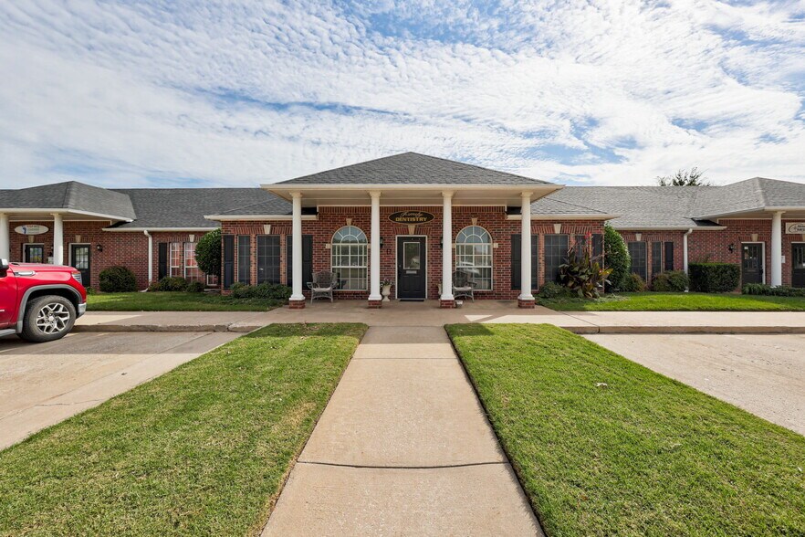 More Photos Of 500 N Financial Ter, Mustang Medical For Sale