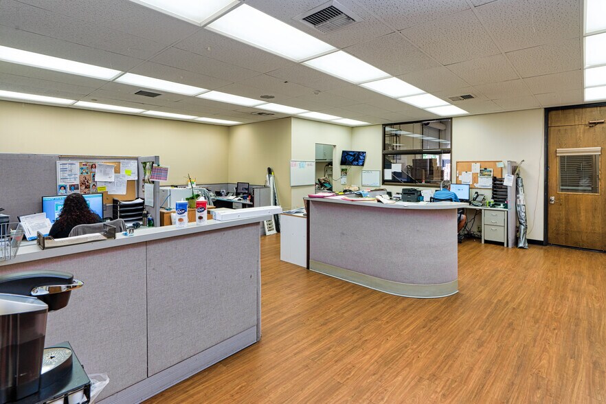 More Photos Of 6400 Variel Ave, Woodland Hills Manufacturing For Lease