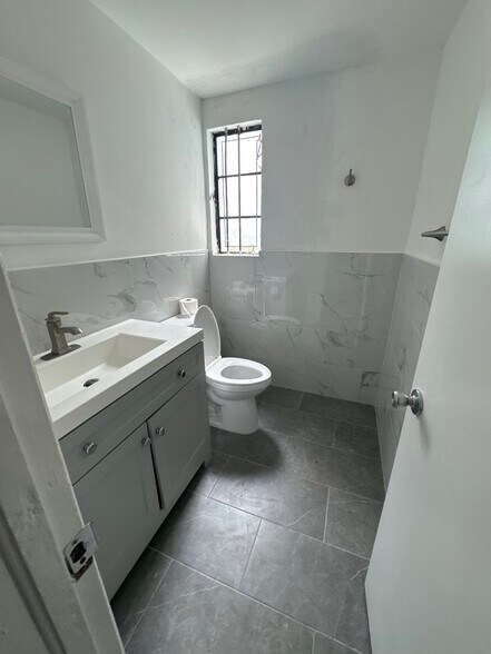 More Photos Of 7250 NE 4th Ct, Miami Showroom For Lease