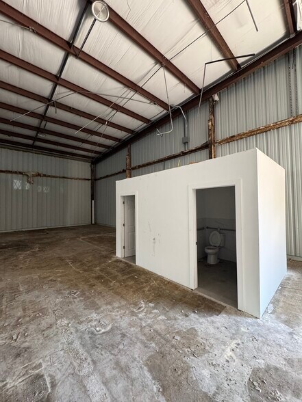 More Photos Of 2910 Cargo St, Fort Myers Warehouse For Lease