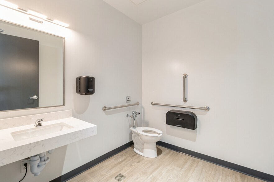 More Photos Of 1465 SW Park Square Dr, Ankeny Office For Lease