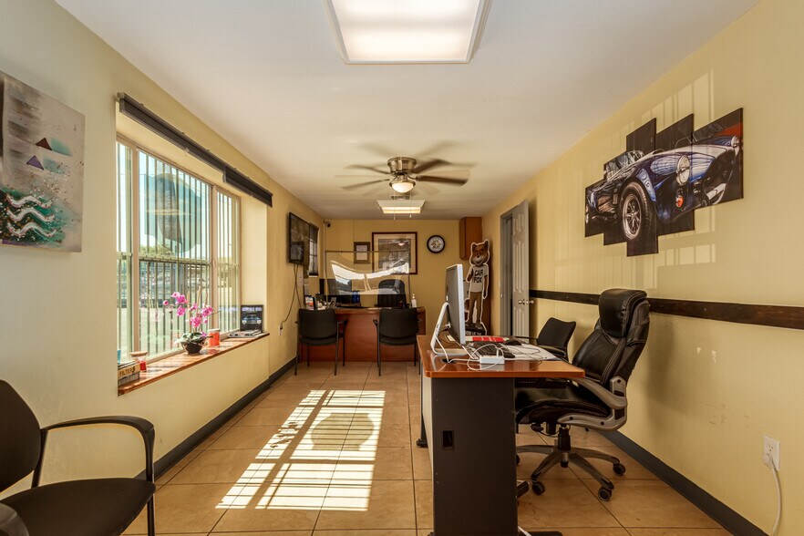 More Photos Of 906 E Broadway Rd, Phoenix Warehouse For Sale