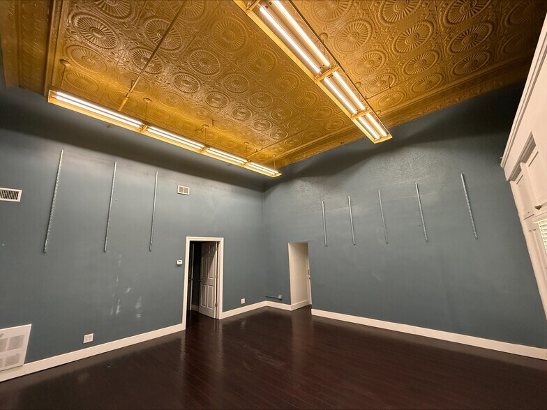 More Photos Of 216 S Main St, Monmouth Office For Lease