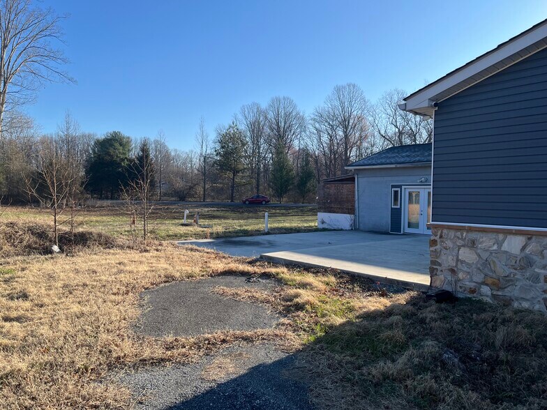More Photos Of 4702-4704 Dupont Pky, Townsend Freestanding For Lease