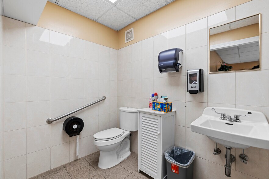 More Photos Of 2707 Hylan Blvd, Staten Island Office For Lease