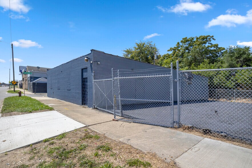 More Photos Of 8411 Southfield Fwy, Detroit Auto Dealership For Sale
