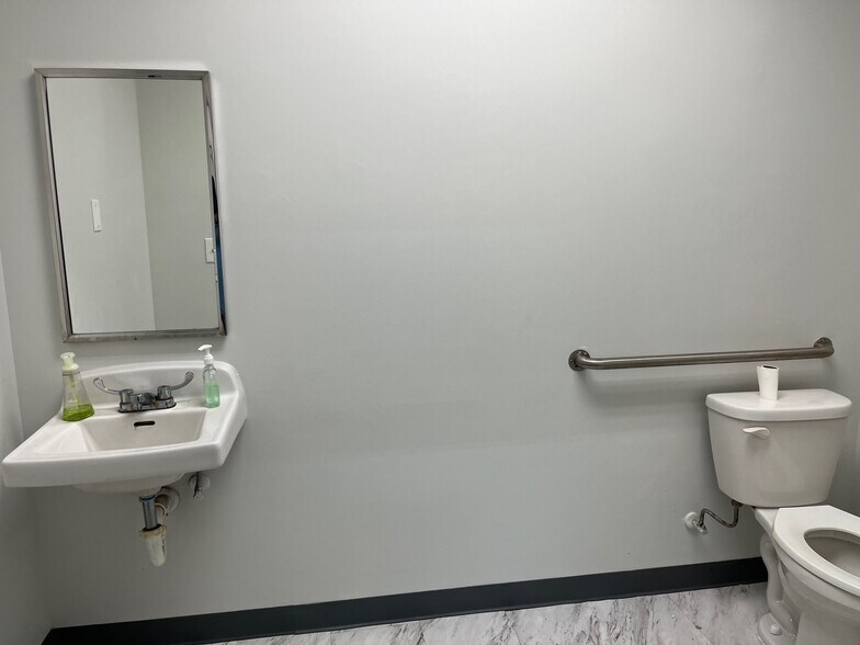 More Photos Of 1307 Hill Ave, Mangonia Park Warehouse For Lease