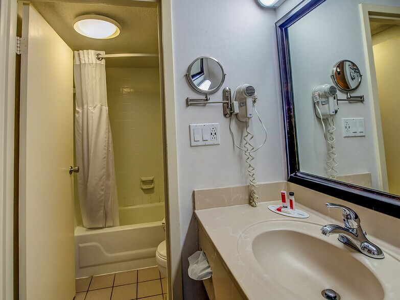 More Photos Of 800 University St, Martin Hotel For Sale