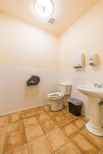 More Photos Of 13340 Leopard St, Corpus Christi Storefront For Sale