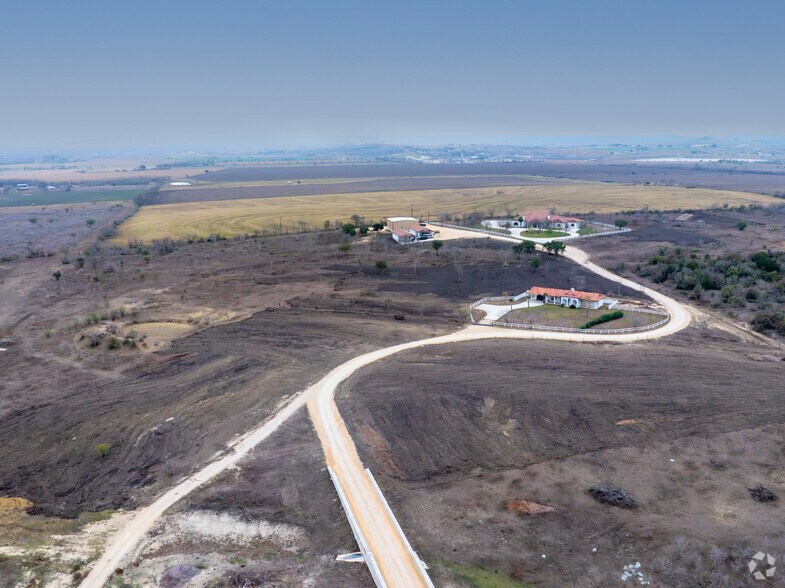 More Photos Of 8081 Old Bastrop Rd, New Braunfels Warehouse For Lease