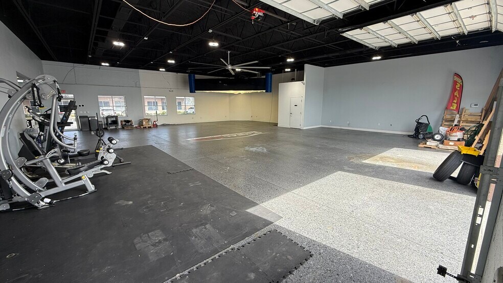 More Photos Of 2840 Manatee Ave E, Bradenton Showroom For Sale