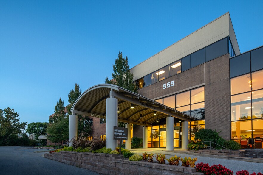 More Photos Of 555 N New Ballas Rd, Creve Coeur Medical For Lease