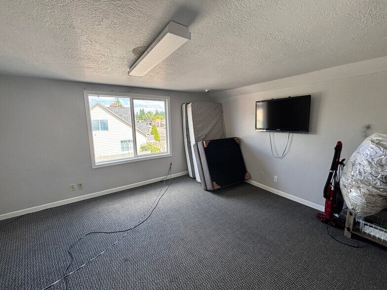 More Photos Of 4131 River Rd N, Salem Freestanding For Lease