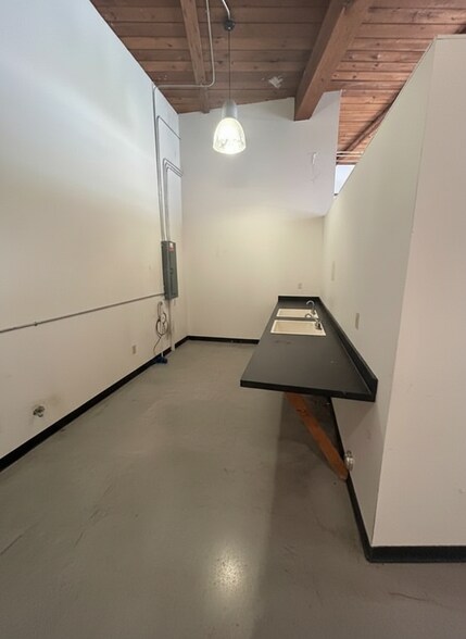 More Photos Of 901-965 Northwest Blvd, Winston-Salem Flex For Lease