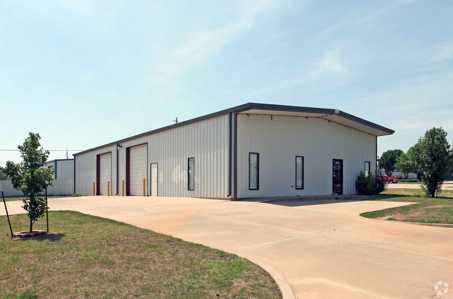 Primary Photo Of 7424 NW 84th St, Oklahoma City Manufacturing For Lease