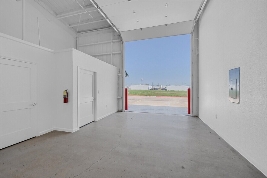 More Photos Of 2410 N Frisco Rd, Sherman Flex For Sale