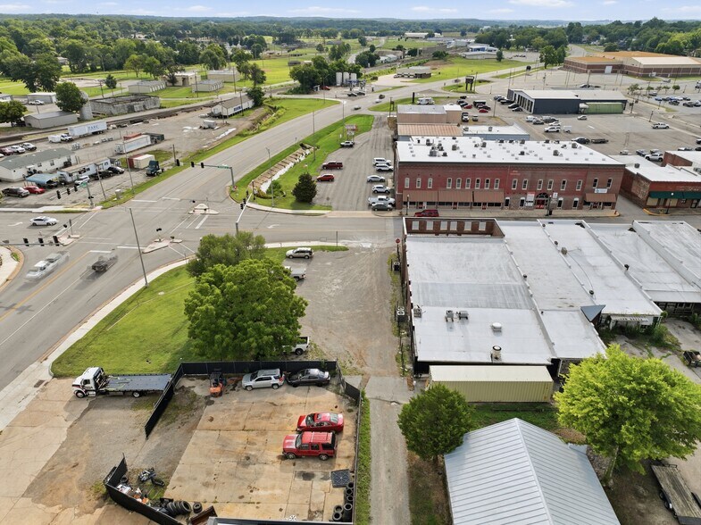 More Photos Of 409 Washington Ave, West Plains Flex For Sale