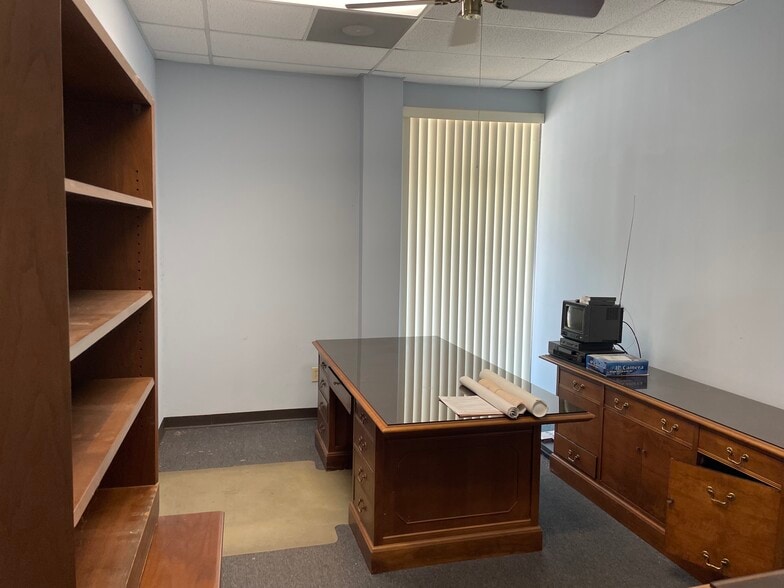 More Photos Of 1123 Forest Pky, Forest Park Flex For Lease