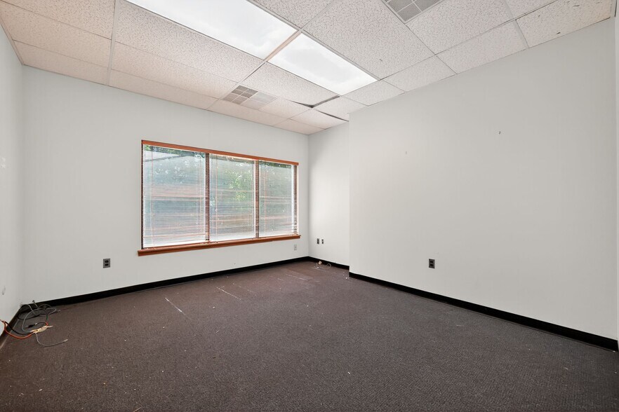 More Photos Of 514 E King Rd, Malvern Storefront Retail Office For Sale