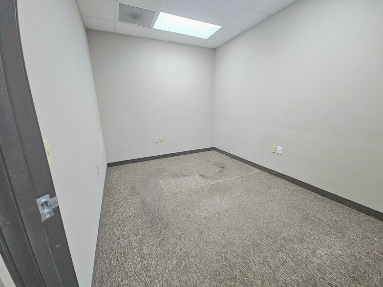More Photos Of 2921 Friendly Pl, Bullhead City Light Distribution For Lease