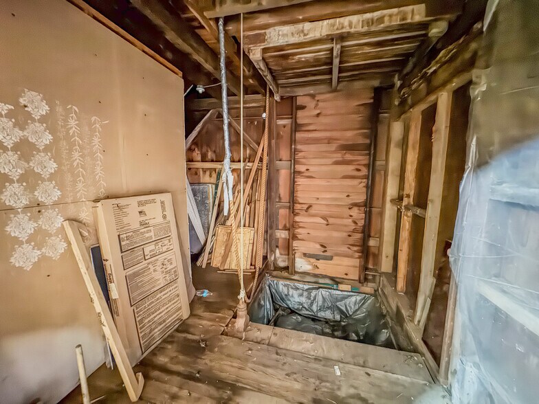 More Photos Of 37 N Greenwich St, Alloway Freestanding For Sale