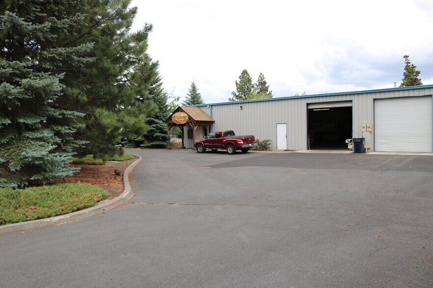 More Photos Of 45 SE Bridgeford Blvd, Bend Warehouse For Lease