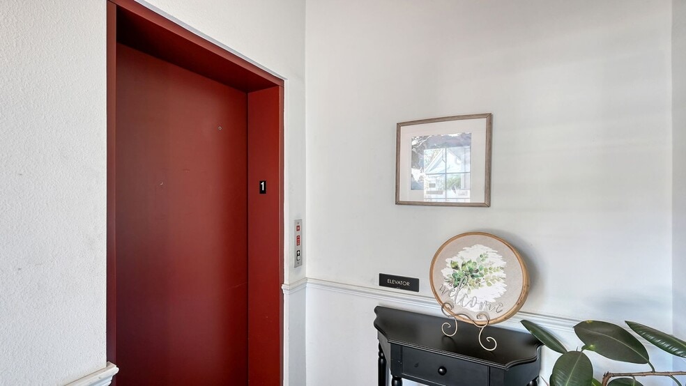 More Photos Of 1505 Tamiami Trl S, Venice Medical For Sale