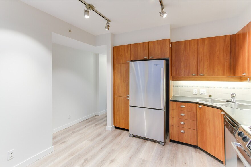 More Photos Of 1432 Hastings St W, Vancouver Office For Sale