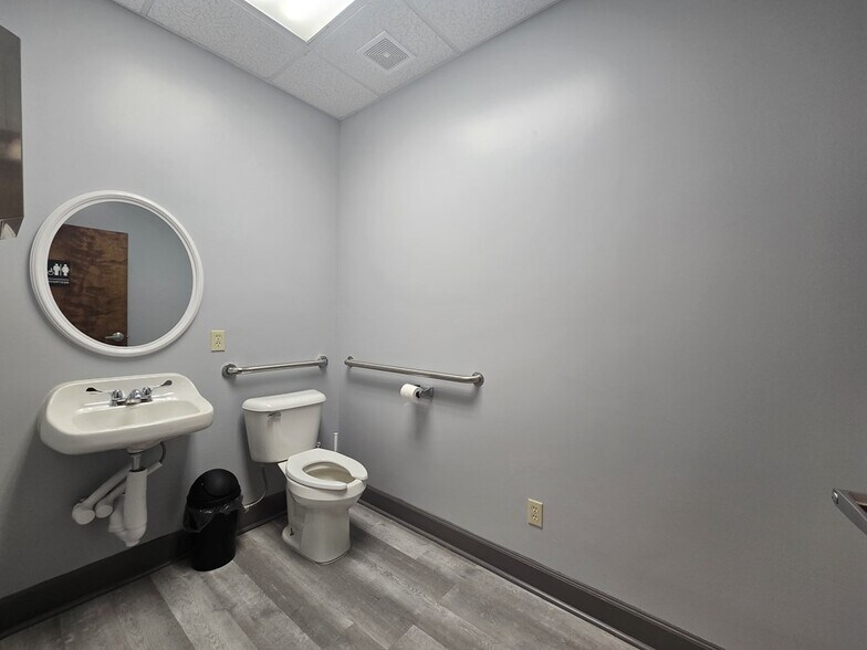 More Photos Of 114 Adris Pl, Dothan Office For Lease