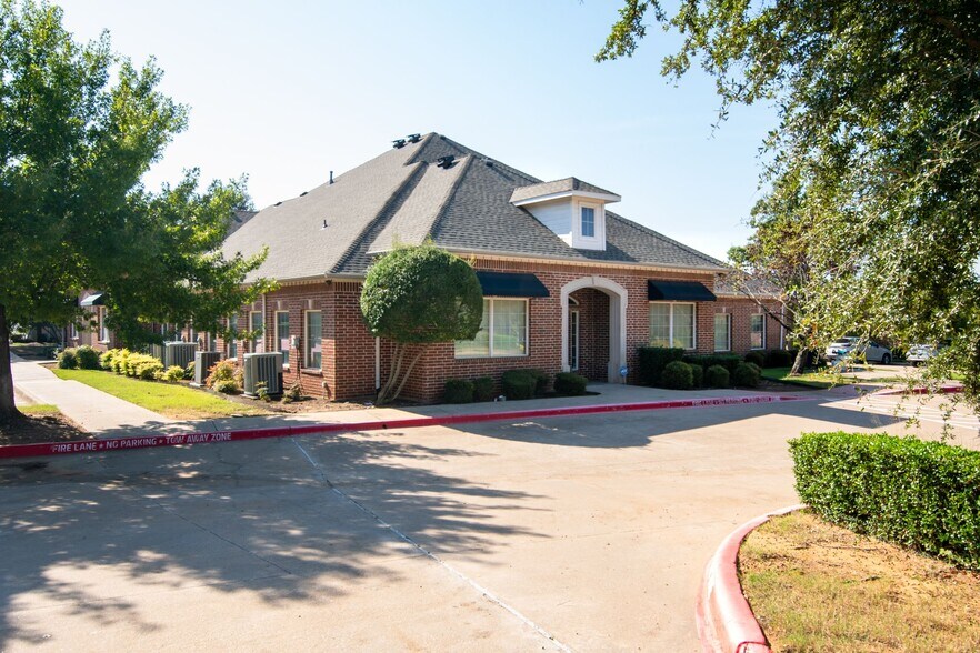 More Photos Of 2563 SW Grapevine Pky, Grapevine Office For Sale