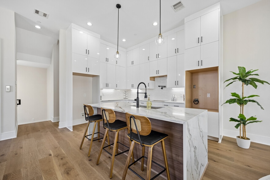 More Photos Of 5821 Winsome Ln, Houston Apartments For Sale