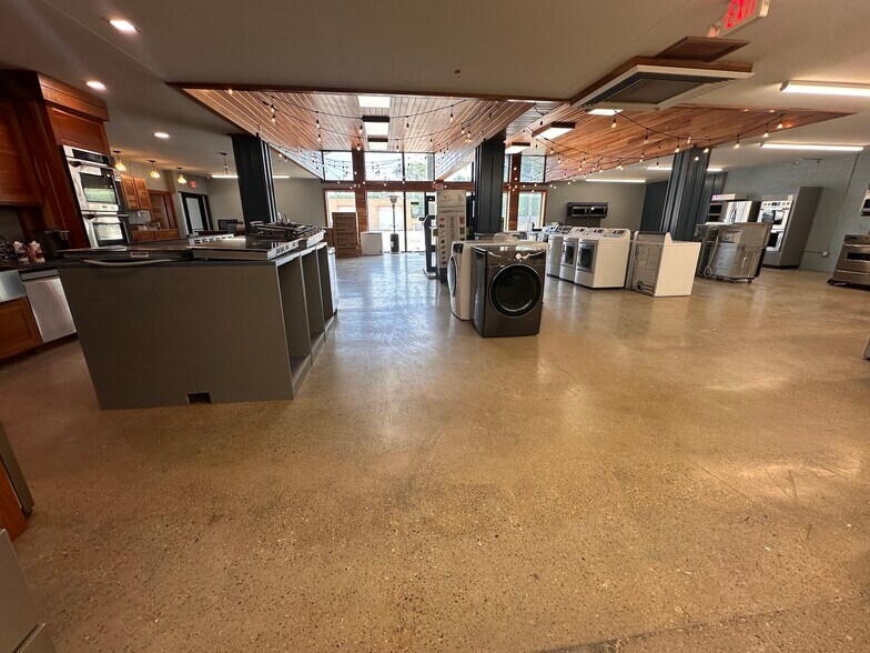 More Photos Of 1623-1635 Chicago Dr SW, Grand Rapids Freestanding For Lease