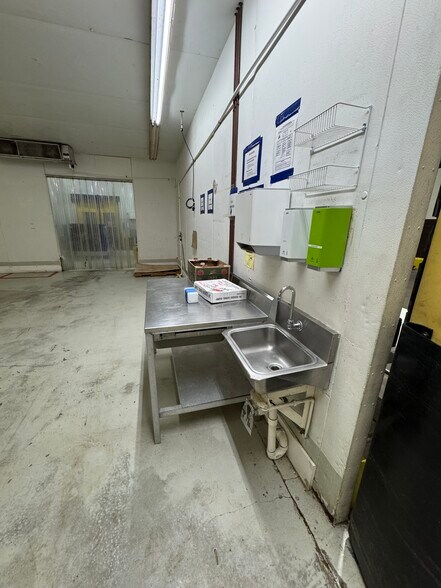 More Photos Of 8716 SE 15th St, Oklahoma City Distribution For Sale