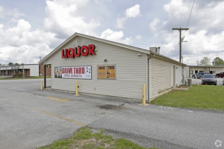 More Photos Of 809 Lester Ln, Rogers General Retail For Sale