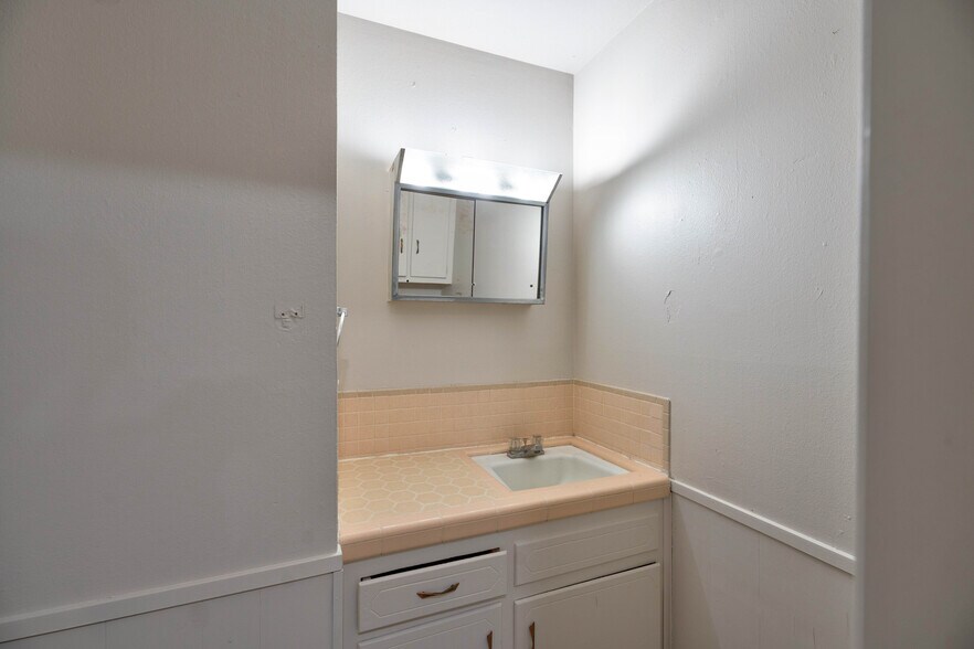 More Photos Of 2500 W 26th St, Plainview Apartments For Sale