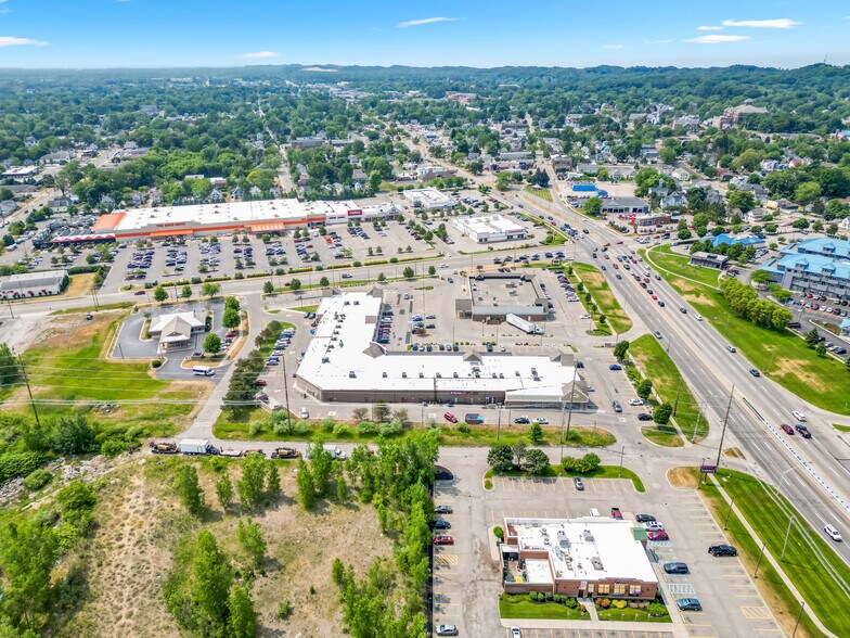 More Photos Of 810-840 Jackson Ave, Grand Haven General Retail For Sale